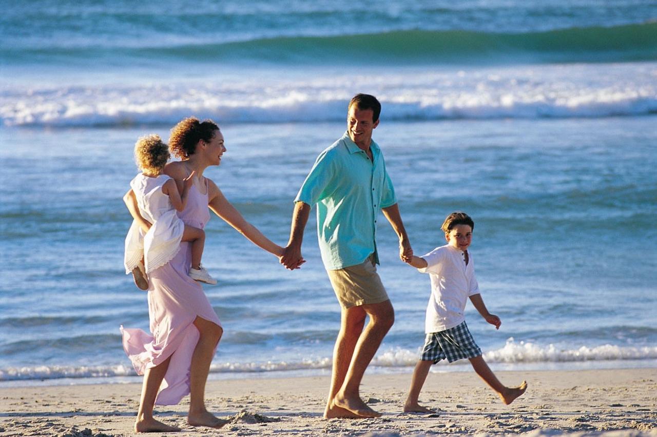 Мужчина семьянин. Семья на пляже. Дети на море с родителями. Счастливая семья. Счастливая семья с детьми на море.